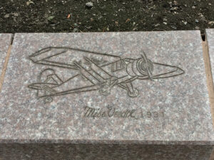 青森県航空科学館　花壇の縁に飛行機模様