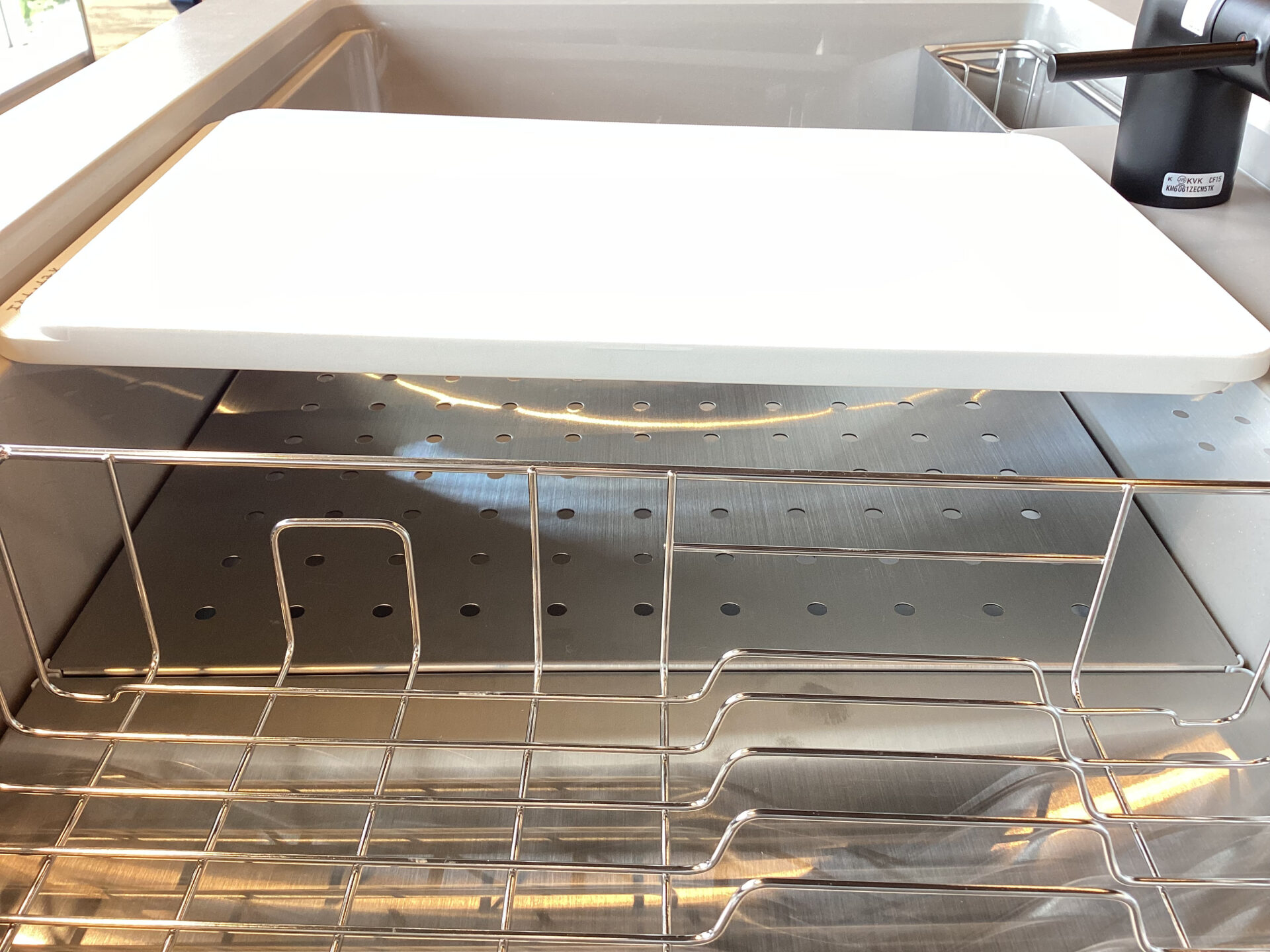 タカラスタンダードモデルチェンジレミューまな板が少し傾いている