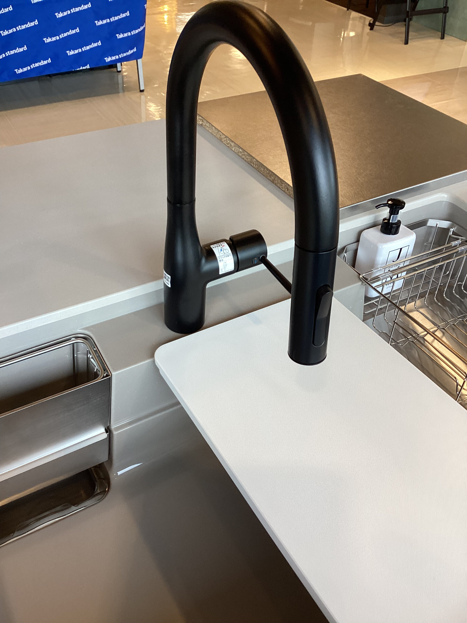 タカラスタンダードモデルチェンジレミュー水栓が黒い