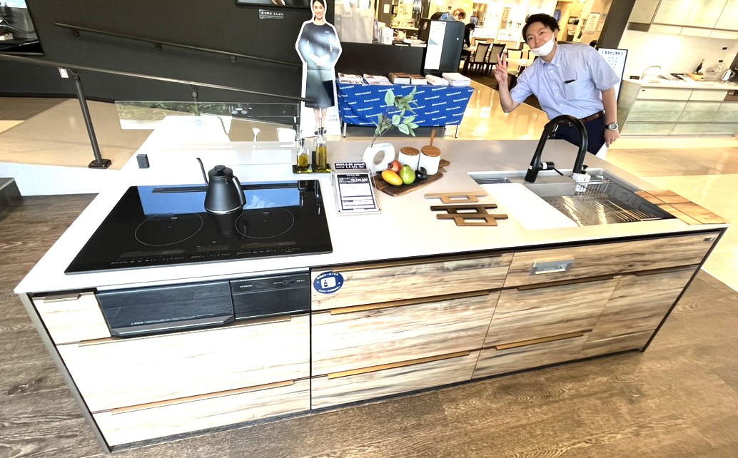 タカラスタンダードモデルチェンジレミューと社員の大沼さん